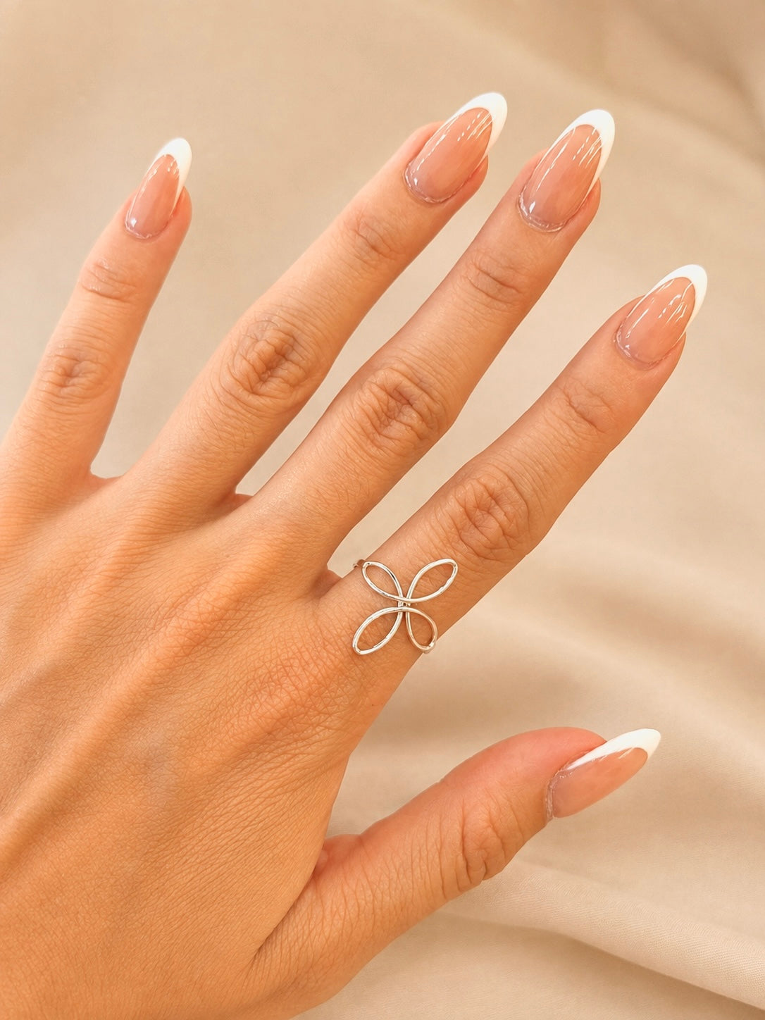 Anillo flor delgada