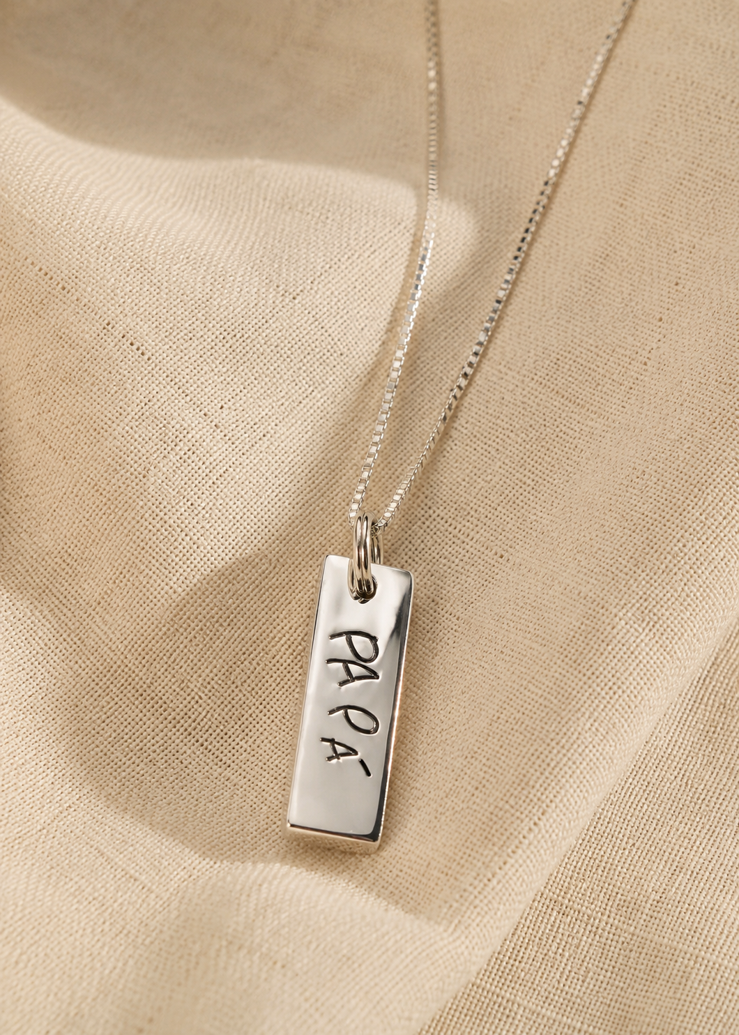 Collar con placa vertical personalizable