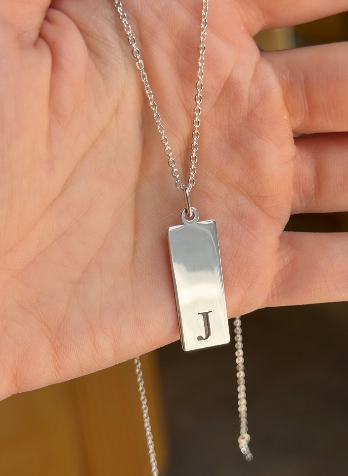 Collar con placa vertical personalizable