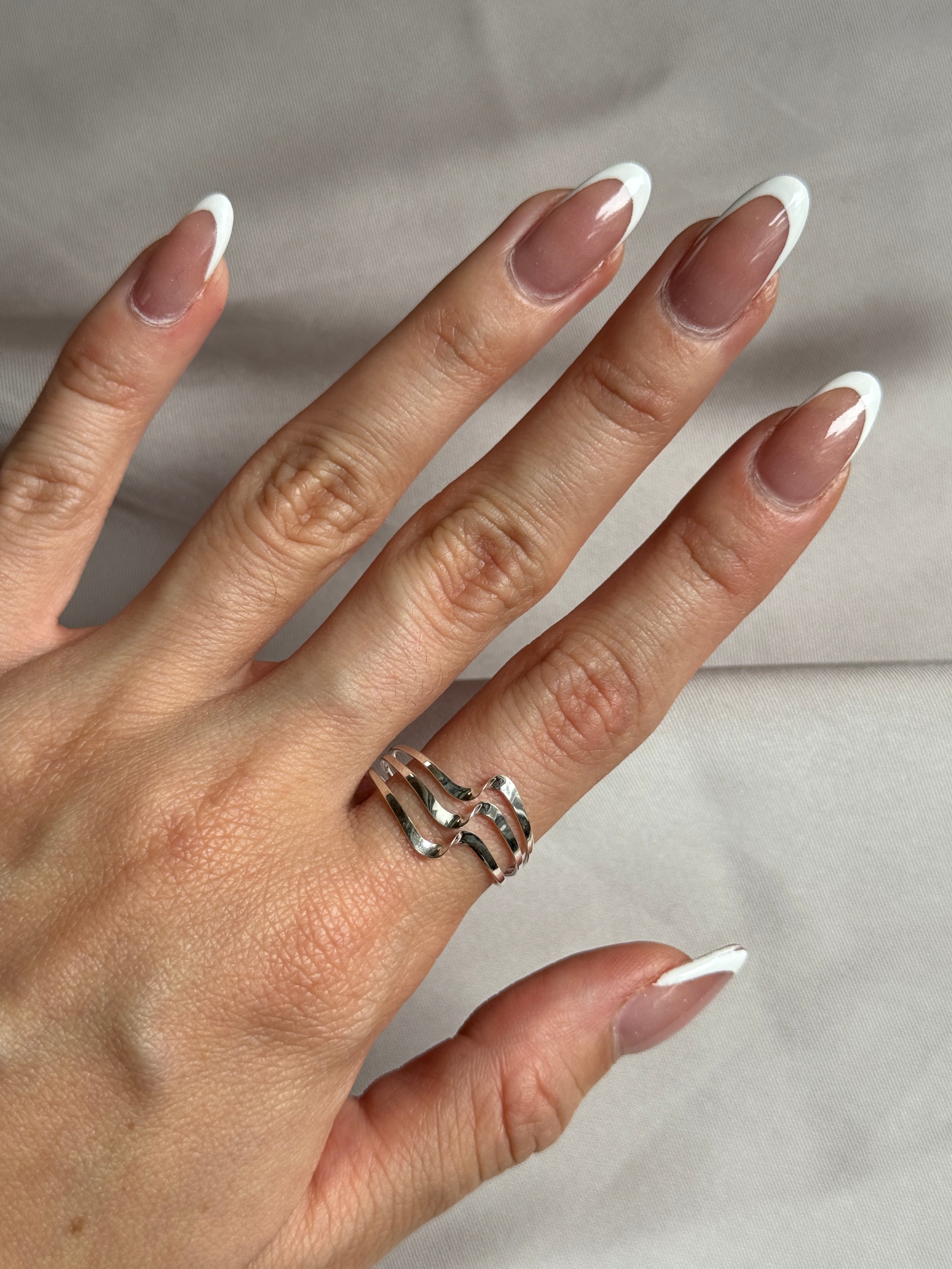 Anillo ondeado triple